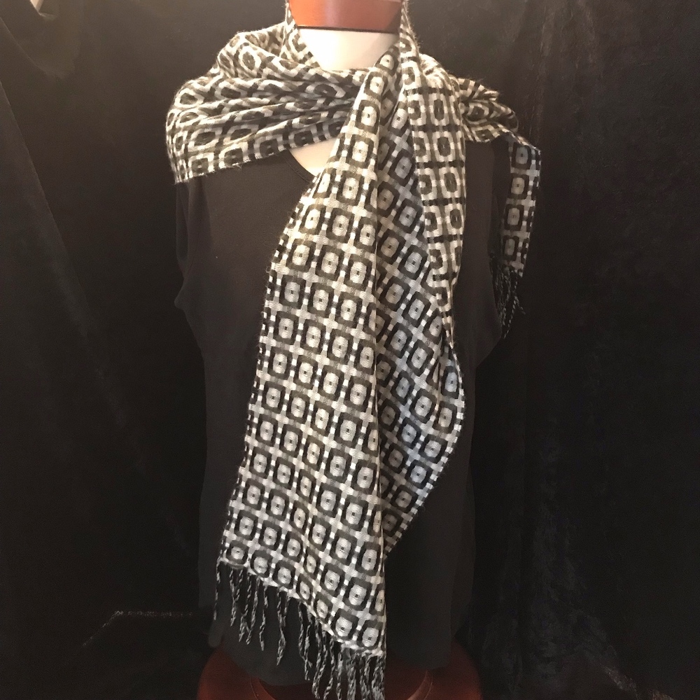 D&Y black & white geometric woven scarf